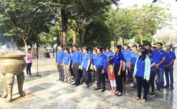 ĐVTN viếng Tượng đài Võ Thị Sáu. Ảnh: MINH NHÂN