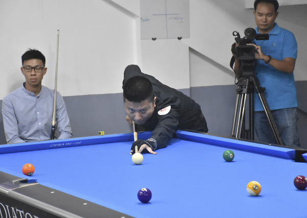 HLV, kiêm VĐV Đinh Nguyễn Hoàng tập luyện tại CLB Billiards Rồng Việt.