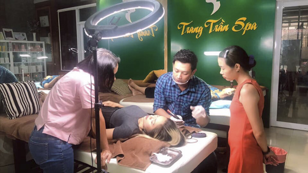Trần Quang Đạt đang phun mày cho khách tại Spa Trang Trần Beauty & Acedemy (21K3, phường 7, TP.Vũng Tàu).