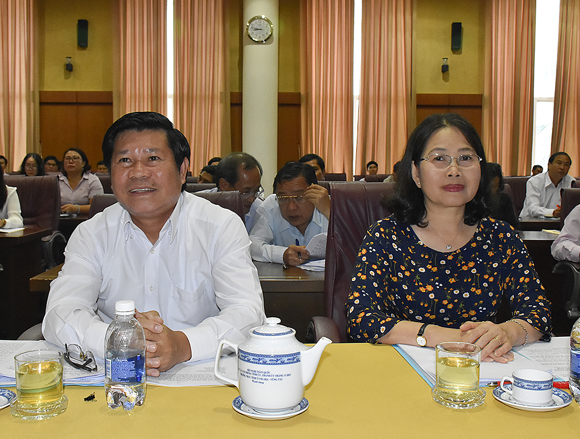 Bà Nguyễn Thị Yến, Phó Bí thư Thường trực Tỉnh ủy, Trưởng Đoàn ĐBQH tỉnh và ông Nguyễn Văn Xinh, Ủy viên Ban Thường vụ Tỉnh ủy, Trưởng Ban Tuyên giáo Tỉnh ủy, tham dự hội nghị.