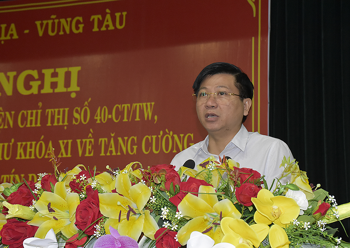 Ông Trần Văn Tuấn, Phó Chủ tịch UBND tỉnh, Trưởng Ban đại diện NHCSXH tỉnh báo cáo kết quả 5 năm thực hiện Chỉ thị 40-CT/TW.