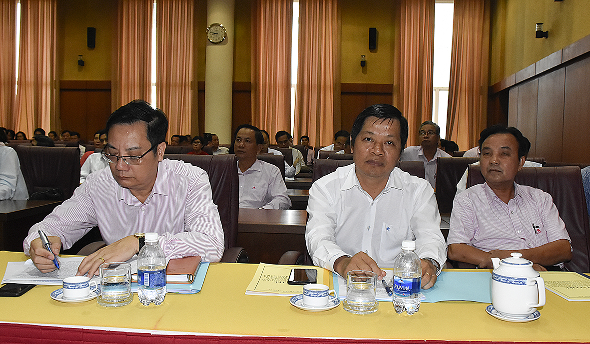 Từ trái sang phải: Ông Lê Ngọc Bảo, Trưởng Ban Kiểm soát HĐQT NHCSXH Việt Nam; ông Nguyễn Lợi, Giám đốc Ngân hàng Nhà nước tỉnh và ông Lê Văn Trương, Giám đốc NHCSXH tỉnh, tham dự hội nghị. 