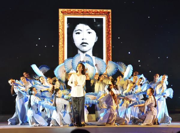 NSƯT Thanh Thúy và vũ đoàn thể hiện bài hát “Biết ơn chị Võ Thị Sáu” trong chương trình nghệ thuật Chung sức cùng Côn Đảo được tổ chức tại huyện Côn Đảo năm 2014. Ảnh: NGUYỄN ĐỨC