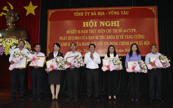 Ông Nguyễn Văn Xinh, Ủy viên Ban Thường vụ Tỉnh ủy, Trưởng Ban Tuyên giáo Tỉnh ủy tặng Bằng khen của UBND tỉnh cho các cá nhân có thành tích trong 5 năm thực hiện Chỉ thị 40-CT/TW.