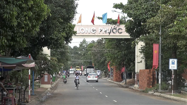 Các tuyến đường chính khu vực trung tâm xã Long Phước đang được mở rộng, cùng với đó là người dân xây dựng các công trình, chỉnh trang lại nhà ở, tường rào…