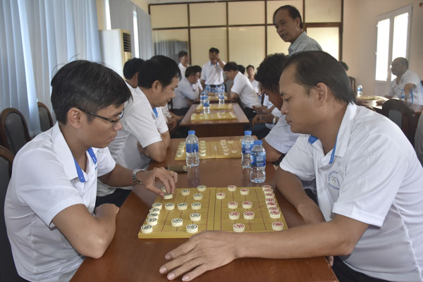 Các VĐV thi đấu môn cờ tướng.