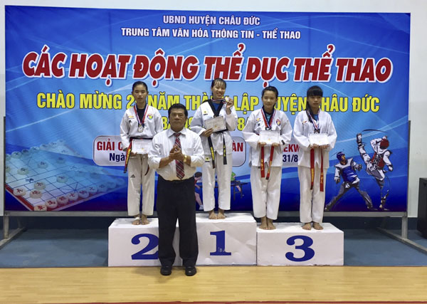 Ông Phan Gia Cảng, Phó Giám đốc Trung tâm VHTT-TT huyện Châu Đức trao huy chương hạng cân dưới 45kg nữ