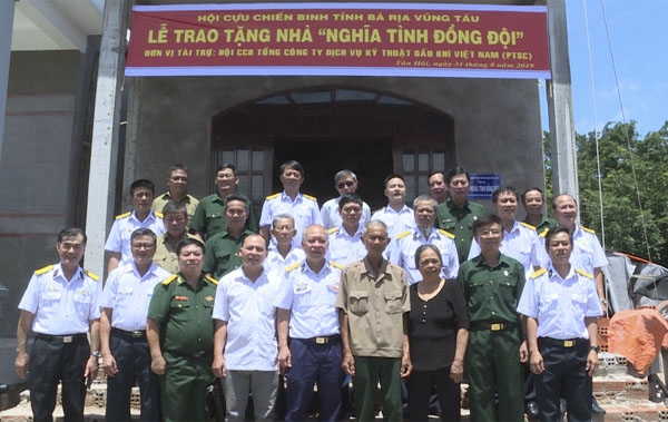 Hội CCB tỉnh và Hội CCB PTSC chụp ảnh lưu niệm với ông Nguyễn Văn Rần và bà Nguyễn Thị Hợi trước ngôi nhà “Nghĩa tình đồng đội”. 