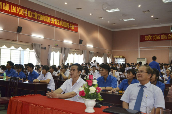 Các đại biểu tham gia buổi sinh hoạt chính trị “Nhớ về Bác, lòng ta trong sáng hơn”.