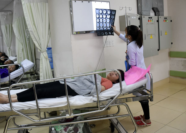 Bác sĩ xem phim chụp CT não của bệnh nhân ngay tại phòng cấp cứu BV Bà Rịa.