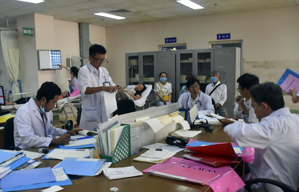 Các y, bác sĩ trực cấp cứu, làm thủ tục khám chữa bệnh cho bệnh nhân vào cấp cứu tại BV Bà Rịa.