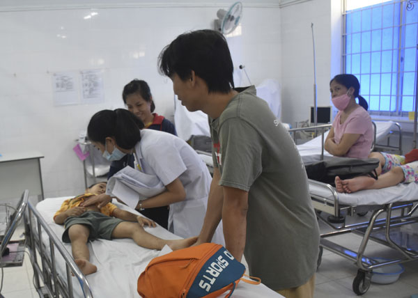 Bác sĩ thăm khám cho bệnh nhân vào cấp cứu tại BV Bà Rịa.