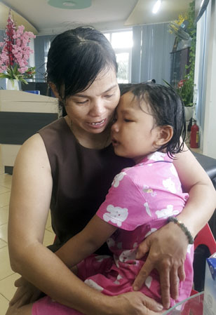 Một trẻ đi lạc được Trung tâm hỗ trợ khách du lịch TP Vũng Tàu tìm kiếm và trao về người thân trong buổi sáng 1/9. 