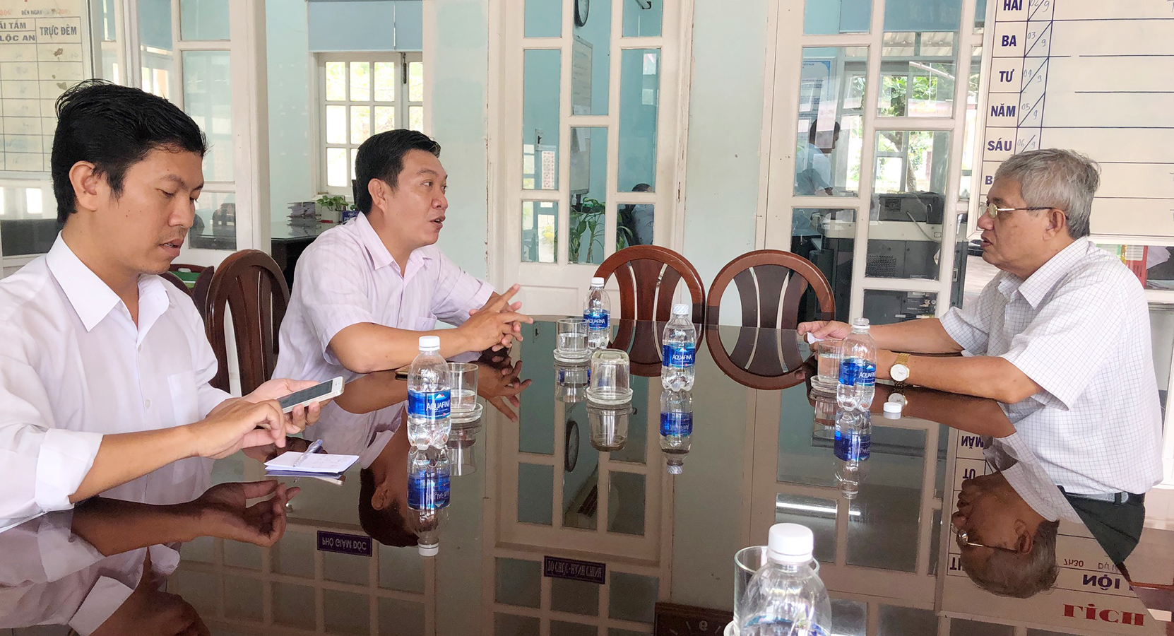 Ông Nguyễn Văn Giúp, Phó Chánh Thanh tra Sở Du lịch (bìa phải) làm việc với Ban quản lý các KDL Đất Đỏ.