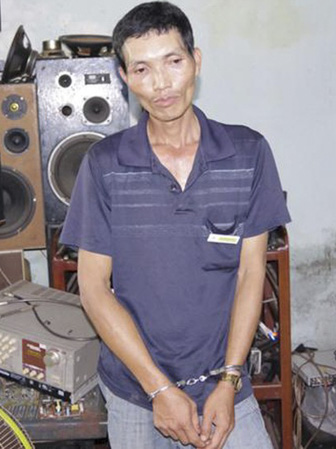 Đối tượng Trần Hiền Triết (Tý Anh, SN 1981) bị lực lượng chức năng phối hợp bắt quả tang hành vi mua bán, tàng trữ trái phép chất ma túy tại căn nhà trong hẻm 105, Lê Lợi, phường Thắng Nhì. Ảnh: QUANG ANH