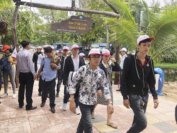 Du khách đến Hương Phong-Hồ Cốc Beach Resort trong buổi sáng 2/9.
