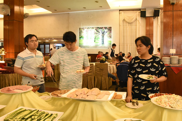 Du khách ăn tiệc buffet tại cụm khách sạn Cap Saint Jacques-DIC Star.
