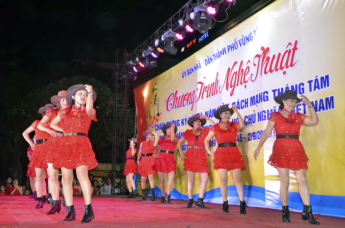 CLB văn nghệ Line dance Làn Sóng Mới Vũng Tàu mang lại sự hào hứng cho khan giả trong tiết mục “Tín hiệu trái tim”.