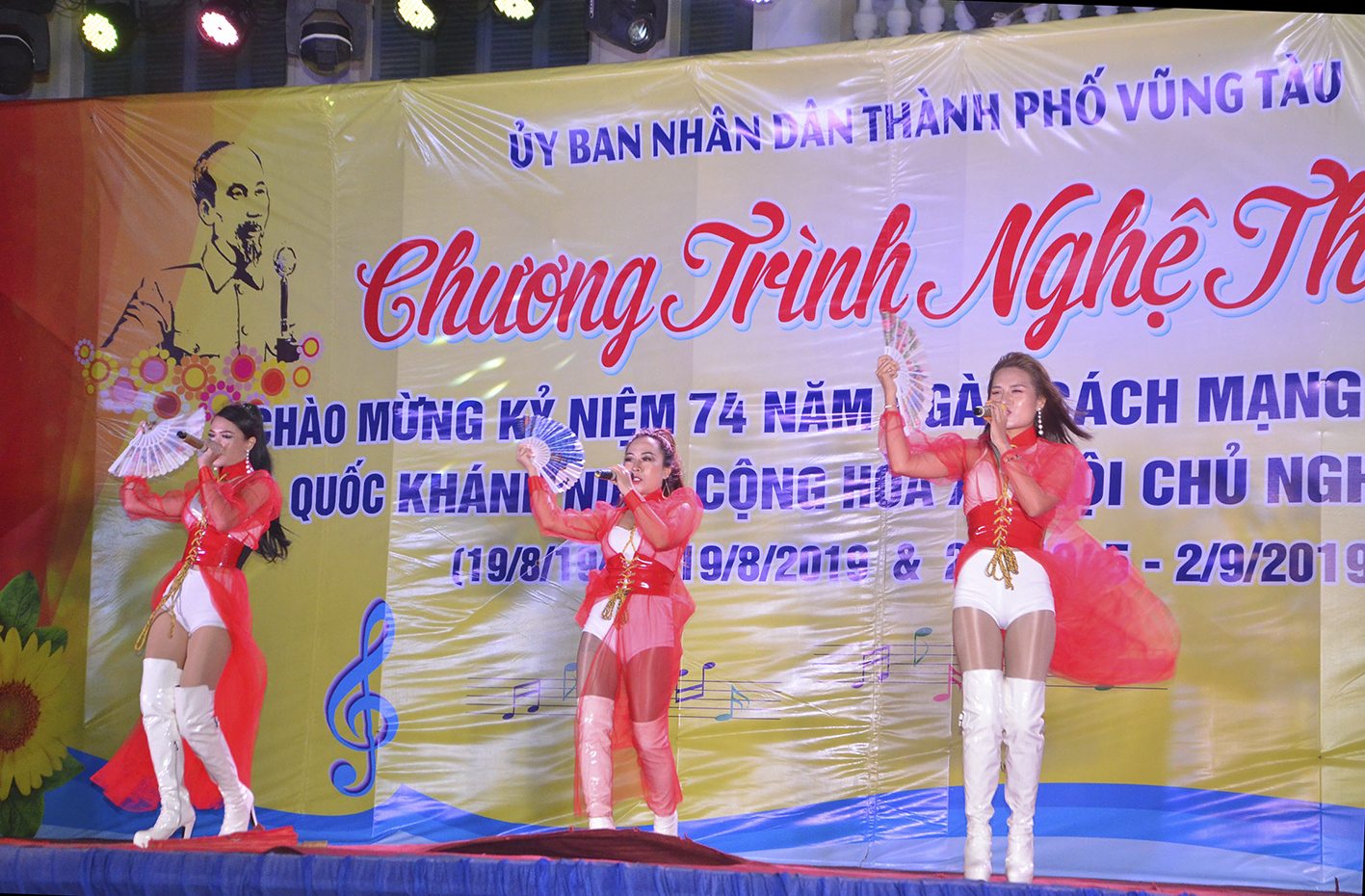 Tiết mục “Ngàn năm tương phùng” do Nhóm nhạc Bingo band (TP.Hồ Chí Minh) biểu diễn.