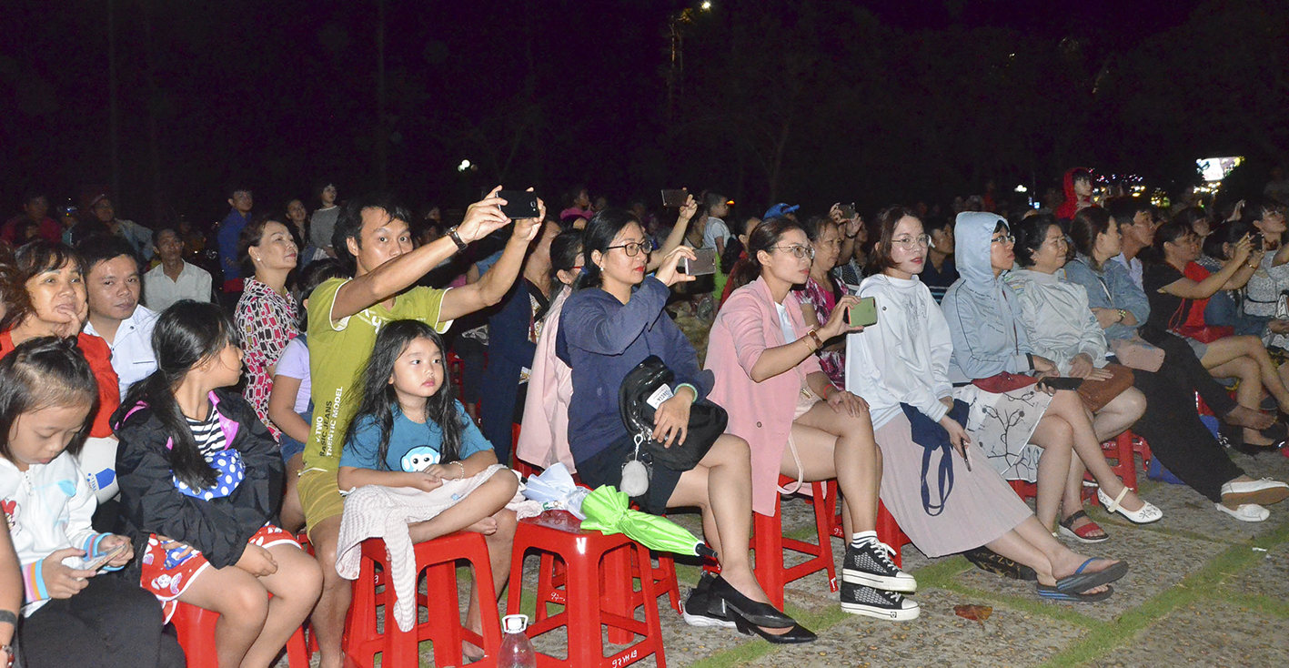 Rất đông người dân và du khách đến thưởng thức chương trình nghệ thuật tại Nhà Truyền thống Cách mạng Vũng Tàu vào tối ngày 2/9.
