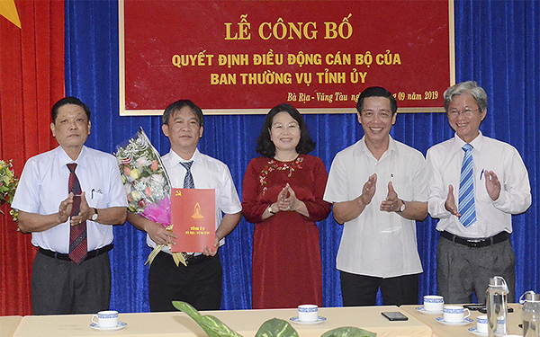 Bà Nguyễn Thị Yến, Phó Bí thư Thường trực Tỉnh ủy, Trưởng Đoàn ĐBQH tỉnh; ông Lưu Tài Đoàn (thứ hai, bên phải), Ủy viên Ban Thường vụ Tỉnh ủy, Trưởng Ban Tổ chức Tỉnh ủy; ông Đỗ Văn Bửu (thứ nhất, bên trái), Ủy viên Ban Thường vụ Tỉnh ủy, Chủ nhiệm Ủy ban Kiểm tra Tỉnh ủy trao Quyết định và tặng hoa chúc mừng ông Trần Tuấn Lĩnh. 