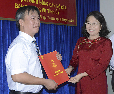 Bà Nguyễn Thị Yến, Phó Bí thư Thường trực Tỉnh ủy, Trưởng Đoàn ĐBQH tỉnh trao Quyết định điều động ông Trần Tuấn Lĩnh.