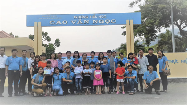 Du khách chụp ảnh lưu niệm trước cổng Trường TH Cao Văn Ngọc (huyện Côn Đảo).