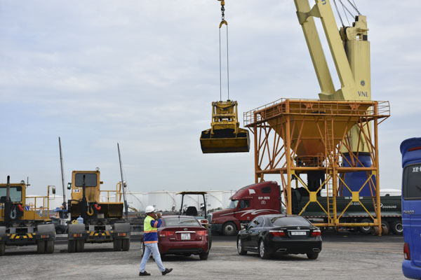 Với lợi thế hạ tầng cảng biển được đầu tư đồng bộ, BR-VT đang được nhiều nhà đầu tư châu Âu tìm hiểu cơ hội đầu tư. Trong ảnh: Bốc xếp hàng tại Cảng dịch vụ tổng hợp Hưng Thái. Ảnh: TRÀ NGÂN