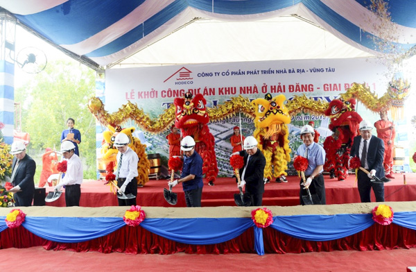 Đại diện các sở, ngành, địa phương và chủ đầu tư thực hiện nghi thức khởi công dự án The Light City.