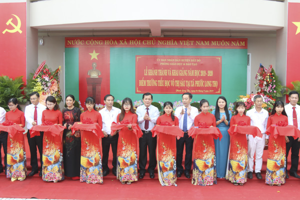 Ông Hồ Văn Lợi, Tỉnh ủy viên, Bí thư Huyện ủy Đất Đỏ (giữa) cắt băng khánh thành  Trường TH Võ Thị Sáu. Ảnh: TUẤN VŨ