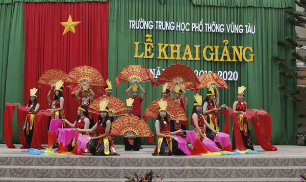 Đội văn nghệ Trường THPT Vũng Tàu tổng duyệt, chuẩn bị cho lễ khai giảng  năm học 2019-2020. 