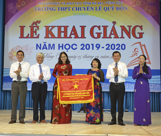 Ông Nguyễn Hồng Lĩnh (thứ hai, bên phải sang), Ủy viên Trung ương Đảng, Bí thư Tỉnh ủy, Chủ tịch HĐND tỉnh; ông Nguyễn Thanh Giang (thứ hai, bên trái sang), Giám đốc Sở GD-ĐT; bà Nguyễn Thị Thu Hương (bìa phải), Phó Chủ tịch UBND TP. Vũng Tàu trao Cờ thi đua xuất sắc năm học 2018-2019 của Bộ GD-ĐT cho Ban Giám hiệu Trường THPT chuyên Lê Quý Đôn.