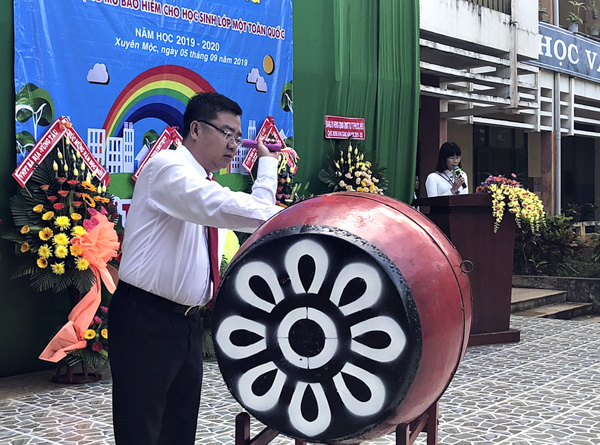 Ông Nguyễn Văn Đồng, Ủy viên Ban Thường vụ Tỉnh ủy, Trưởng Ban Dân vận Tỉnh ủy đánh trống khai trường tại Trường TH Huỳnh Minh Thạnh (huyện Xuyên Mộc). 