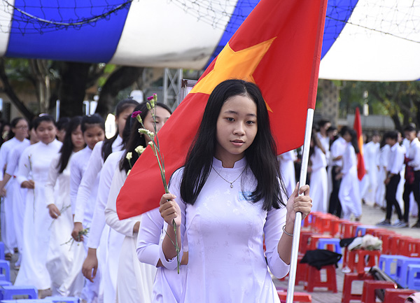 Nghi thức rước cờ hoa đón HS lớn 10 tại Trường THPT Phú Mỹ. 