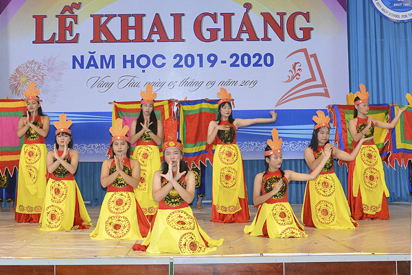 HS Trường THPT chuyên Lê Quý Đôn biểu diễn văn nghệ chào mừng Lễ Khai giảng.