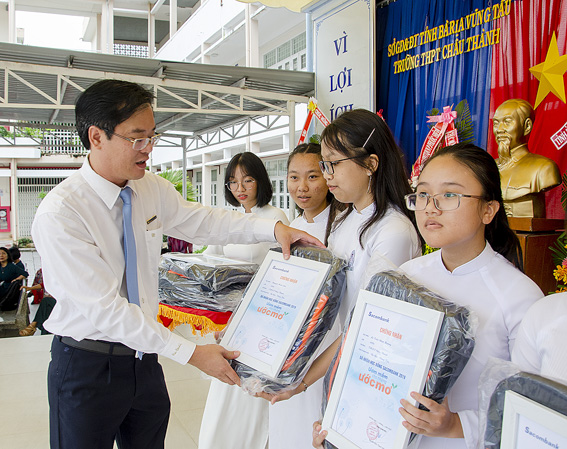 Ông Trần Quốc Khang, Giám đốc Ngân hàng Sacombank Chi nhánh Bà Rịa tặng học bổng 