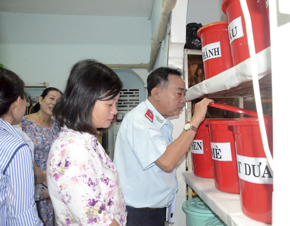 Đoàn kiểm tra liên ngành tỉnh kiểm tra khu vực sản xuất của cơ sở bánh Trung thu Mỹ Lợi.