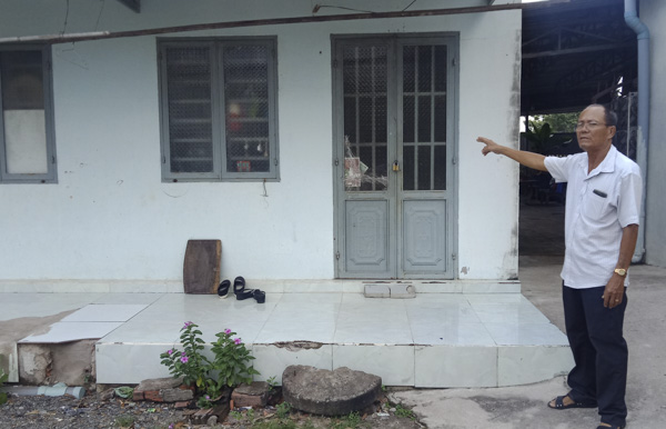 Ông Nguyễn Văn Nhã cho rằng việc cấp đất cho bà Nguyễn Thị Yến và ông Lương Hoài Vũ xây nhà cho thuê chồng lấn lên đường đi chung của các hộ dân tổ 4, ấp An Phước, xã An Ngãi.