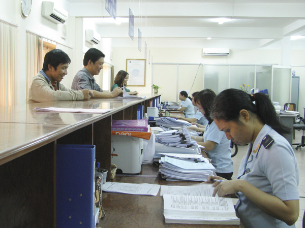 Nhân viên Chi cục Hải quan cửa khẩu cảng Cái Mép trong giờ làm việc.