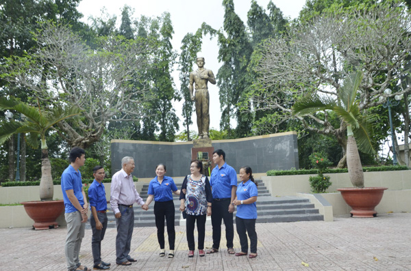 Vợ chồng ông Trần Văn Khánh, nguyên Bí thư Tỉnh ủy - con trai duy nhất của AHLLVTND Trần Văn Thượng trò chuyện  với ĐVTN xã Long Phước, TP. Bà Rịa tại Công viên Trần Văn Thượng.