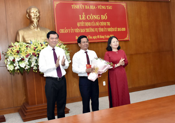 Ông Nguyễn Hồng Lĩnh, Ủy viên Trung ương Đảng, Bí thư Tỉnh ủy, Chủ tịch HĐND tỉnh; bà Nguyễn Thị Yến, Phó Bí thư Thường trực Tỉnh ủy, Trưởng Đoàn ĐBQH tỉnh trao Quyết định và tặng hoa chúc mừng ông Bùi Chí Thành.