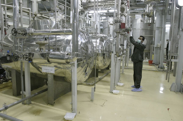 Kỹ thuật viên làm việc trong một cơ sở làm giàu urani ở Iran. 