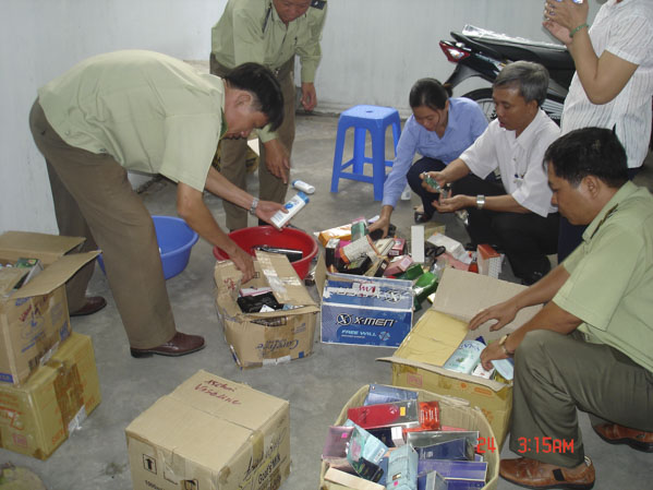 Lực lượng QLTT tỉnh kiểm tra thuốc lá và các hàng hóa khác trên địa bàn TP.Vũng Tàu.