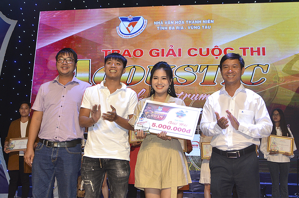 Ông Lê Anh Quỳnh, Giám đốc Nhà VHTN tỉnh (bên phải) trao giải Nhì cho TS Nguyễn Thị Thanh Huyền (Đồng Nai).