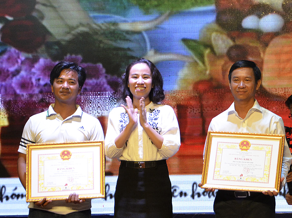 Bà Võ Ngọc Thanh Trúc, Phó Trưởng Ban Tổ chức Tỉnh ủy trao Bằng khen của UBND tỉnh cho tập thể Nhà VHTN tỉnh và cá nhân ông Nguyễn Ngọc Hữu, Trưởng phòng Nghiệp vụ Nhà VHTN tỉnh (bìa trái) vì có thành tích xuất sắc trong tổ chức các hoạt động hè năm 2019.