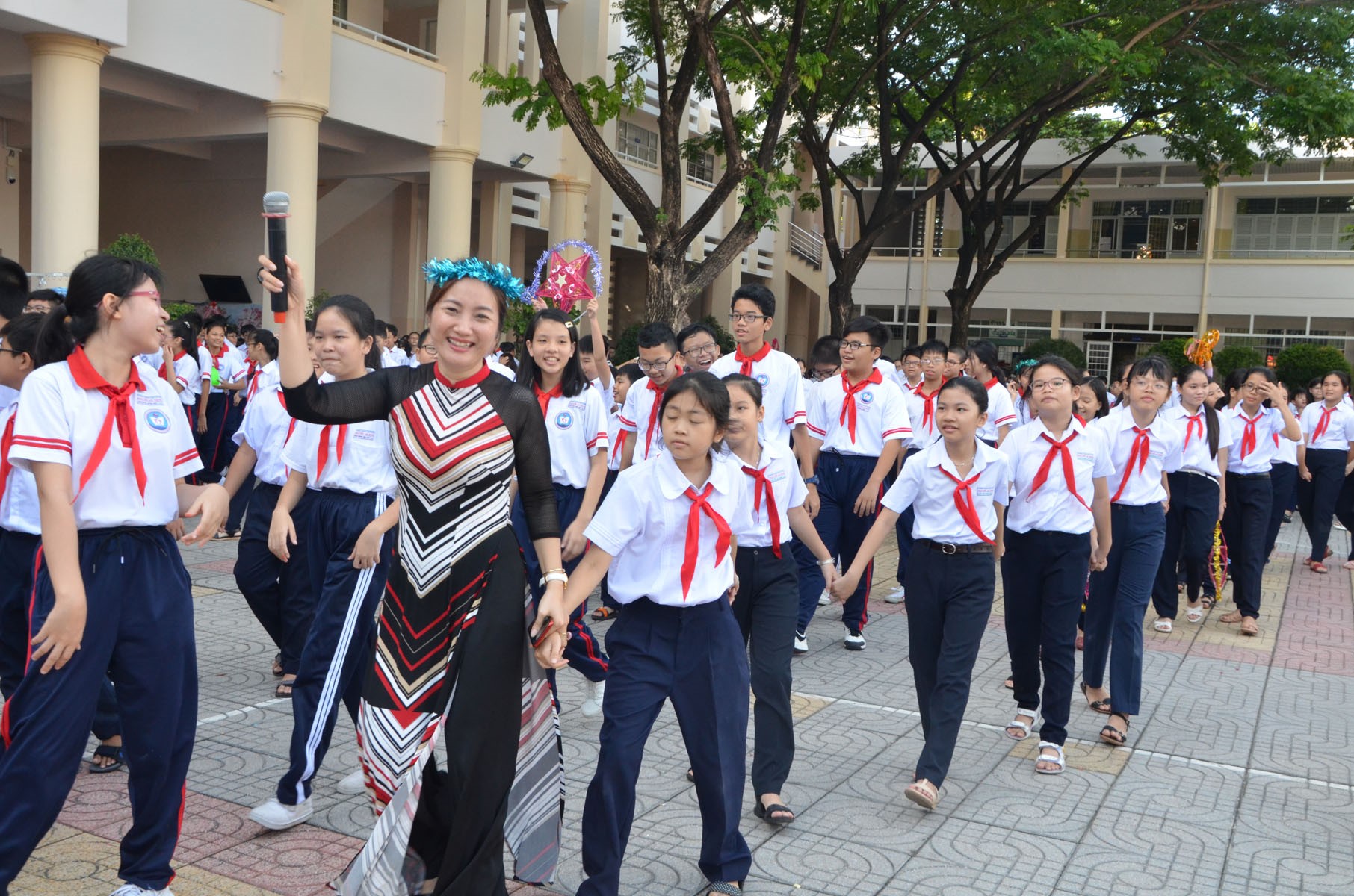 Cô và trò Trường THCS Nguyễn An Ninh cùng vui rước đèn.