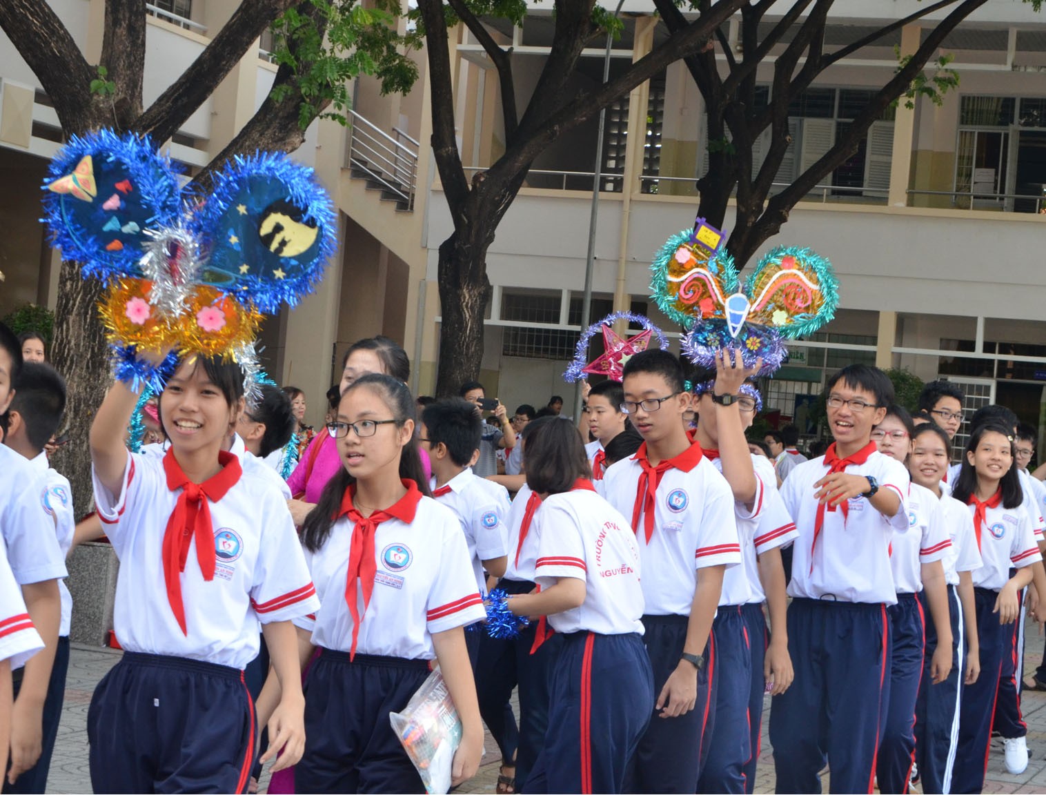 HS Trường THCS Nguyễn An Ninh rước đèn tại Ngày hội.
