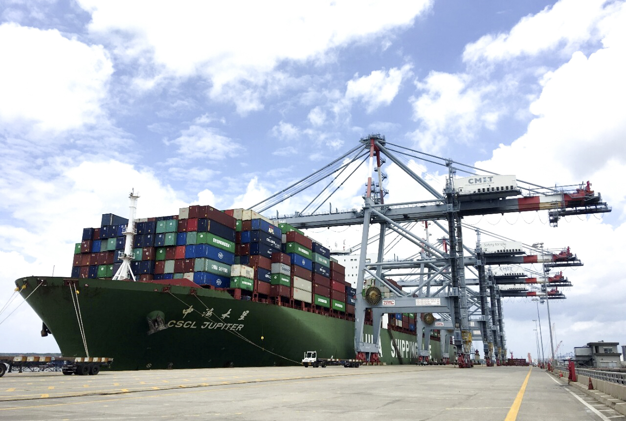 Tàu CSCL JUPITER với gần 6.000 container/10.000 TEUs hàng hoá được dỡ xuống cảng CMIT.