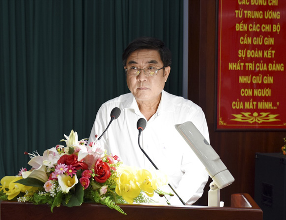 Ông Văng Văn Châu, Phó Bí thư Thường trực Thị ủy Phú Mỹ báo cáo tại buổi làm việc.