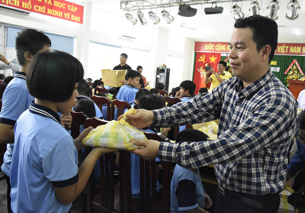 Đại diện SAGS tặng quà Trung thu cho HS Trường Nuôi dạy trẻ Khiếm thị Hữu Nghị. Ảnh: MỸ LƯƠNG
